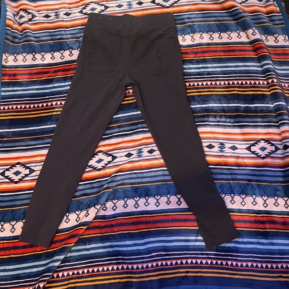 American Eagle leggings Size M great fit just don’t wear them? - Picture 2 of 3